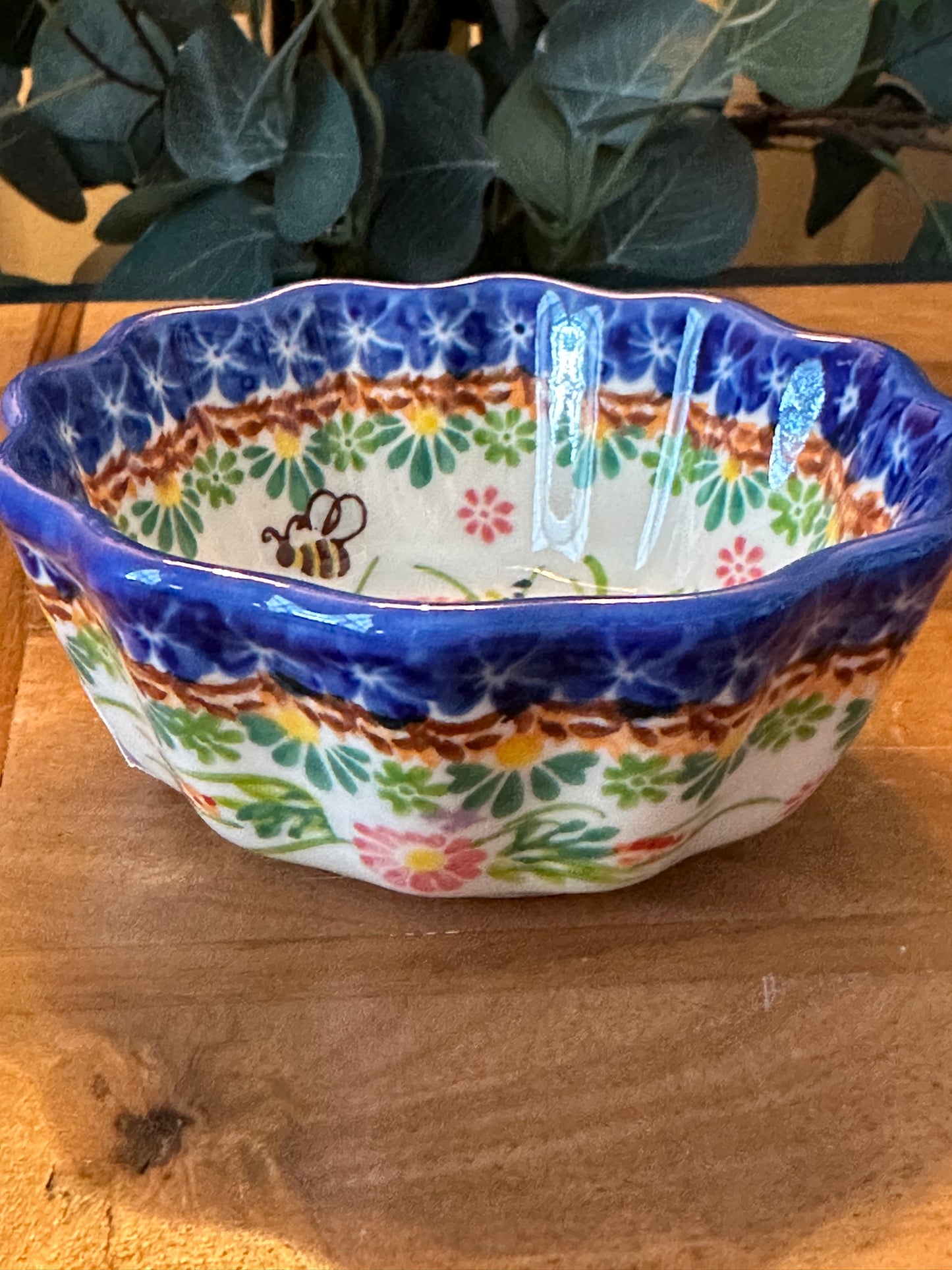 Kalich Polish Pottery. Unikat Art Level 1. Yellow & Pink Flowers & Bee Scalloped Bowl
