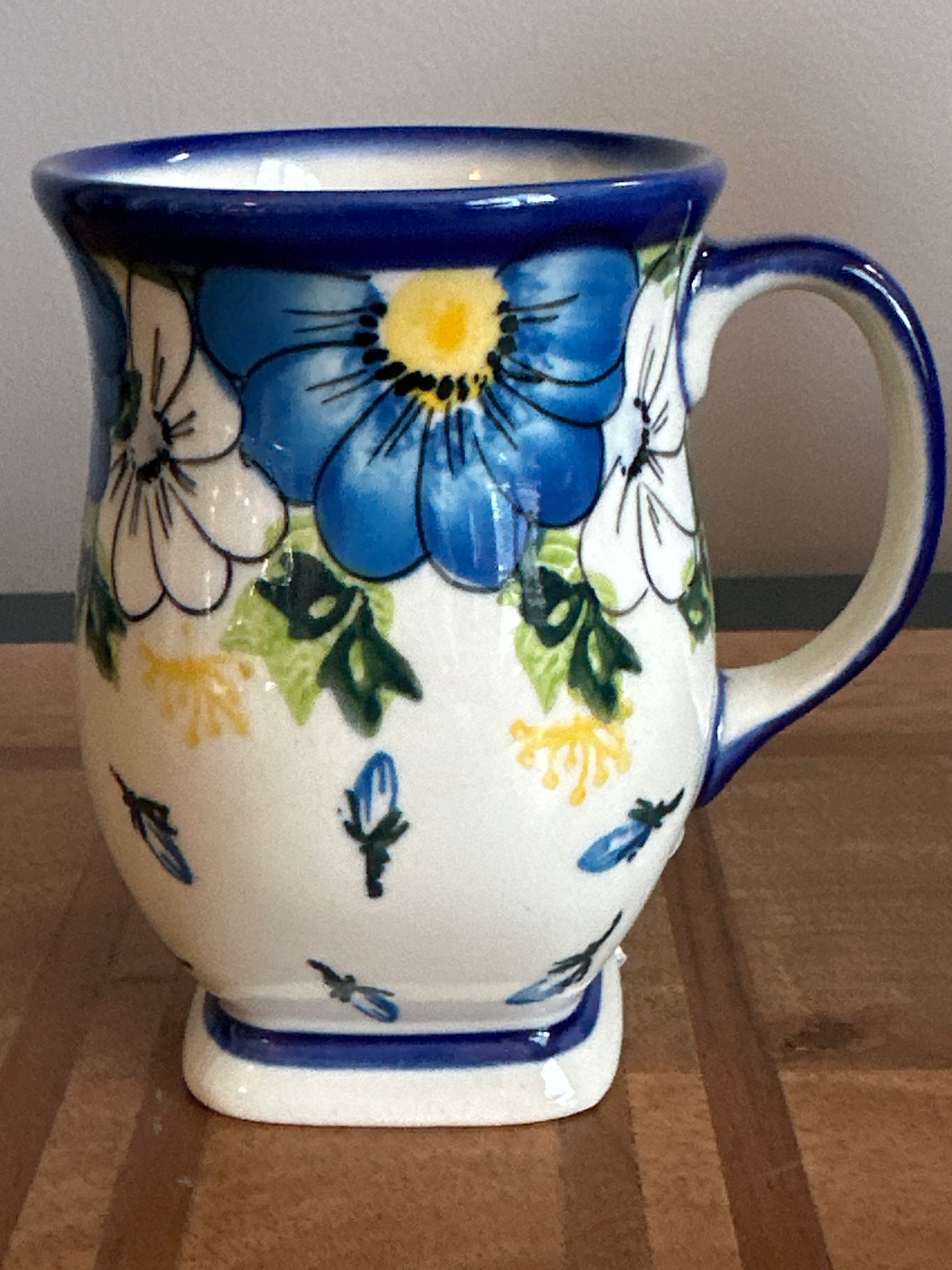 Kalich Polish Pottery Unikat, White and Blue Flower Pedestal Mug