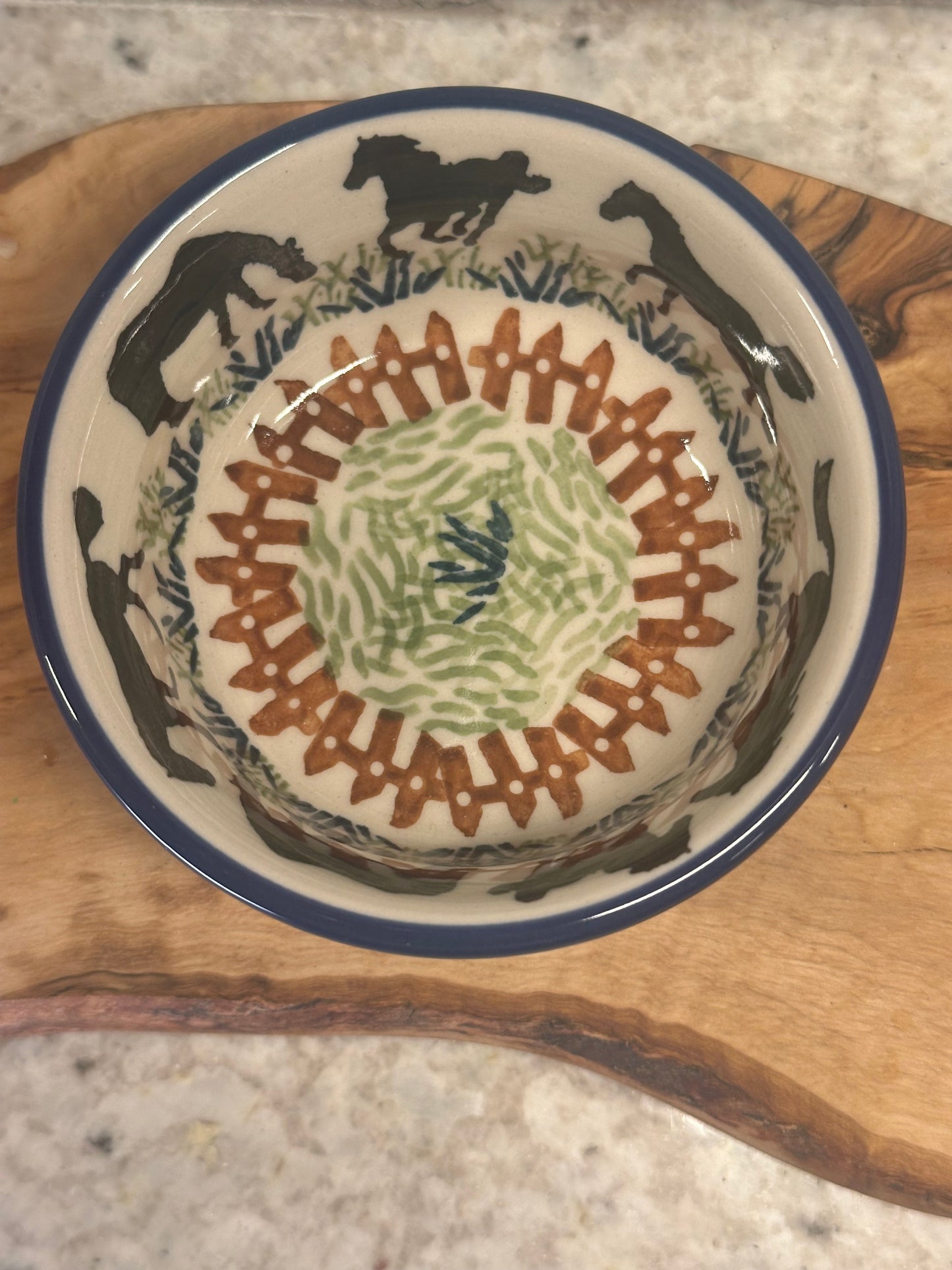 Manufaktura, Horsin' Around, Bowl