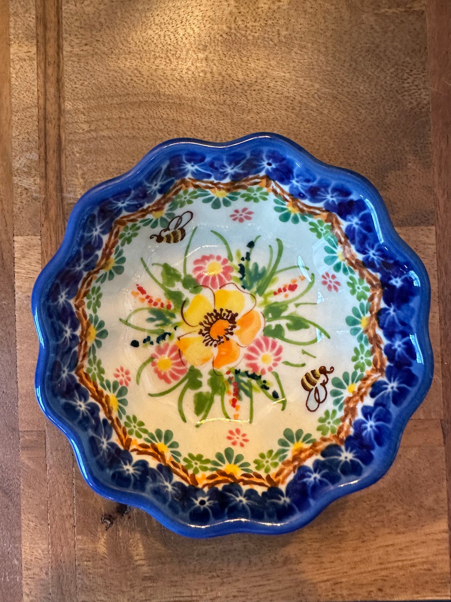 Kalich Polish Pottery. Unikat Art Level 1. Yellow & Pink Flowers & Bee Scalloped Bowl