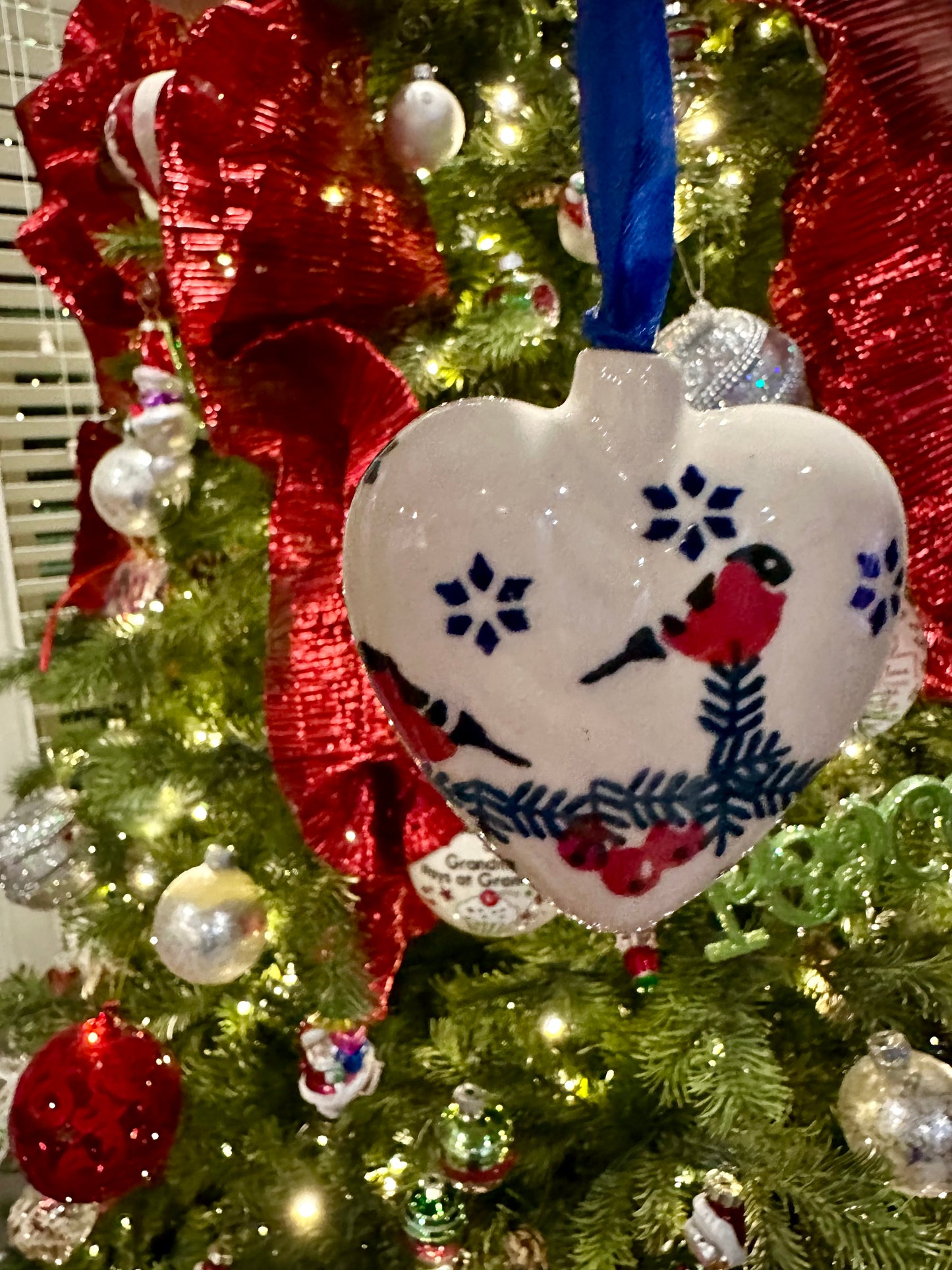 Manufaktura Gile Carolers Heart Ornament