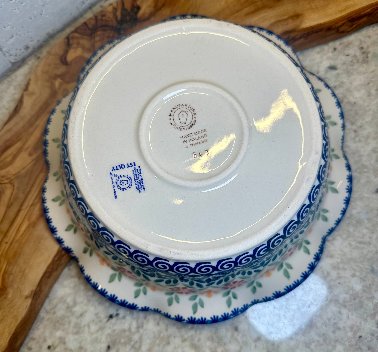 Manufaktura, Pinwheels, Medium Scallop Bowl 9.25"