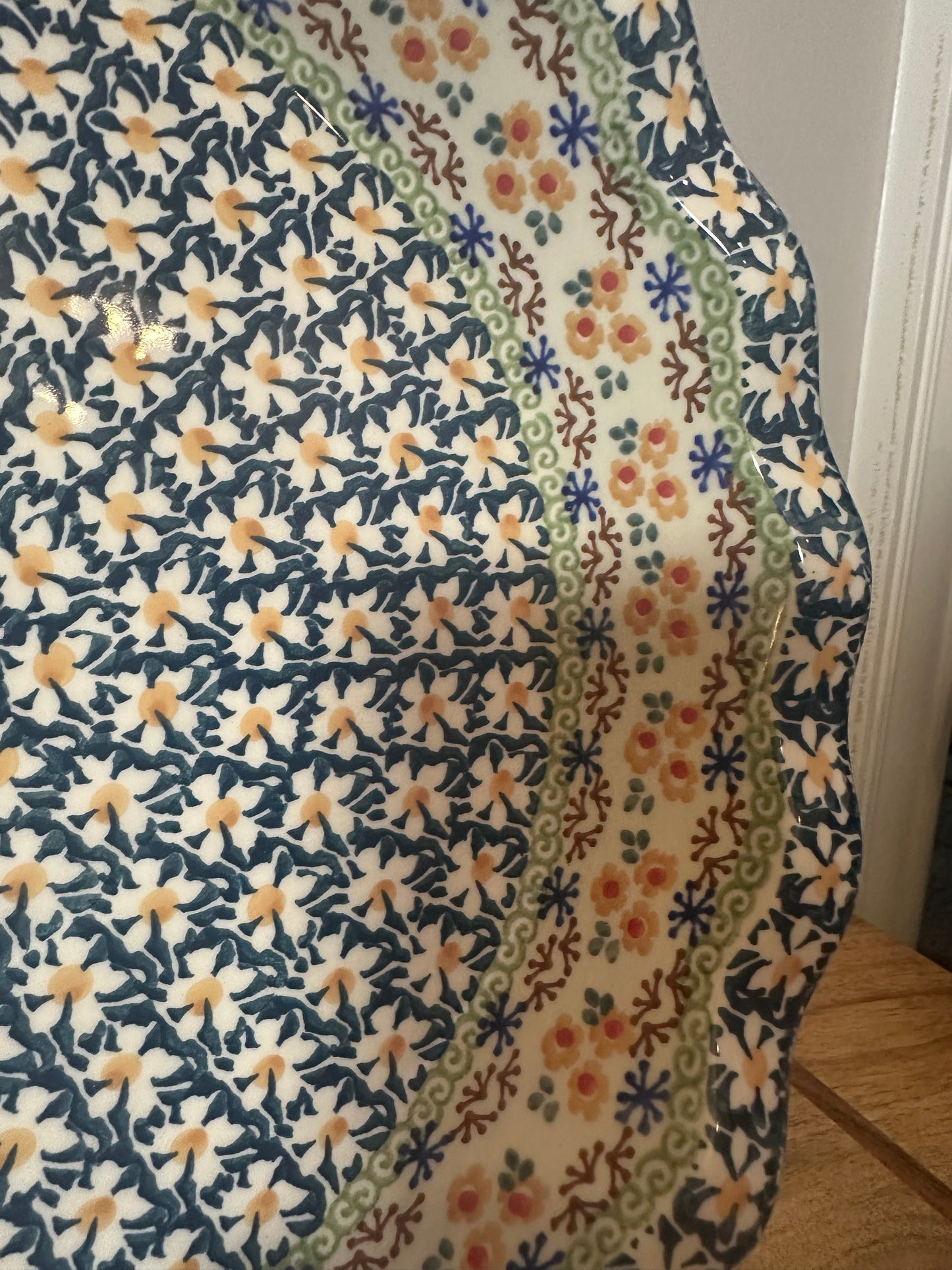 Manufaktura, Signature Augusta, Large Ruffled Baker/Casserole