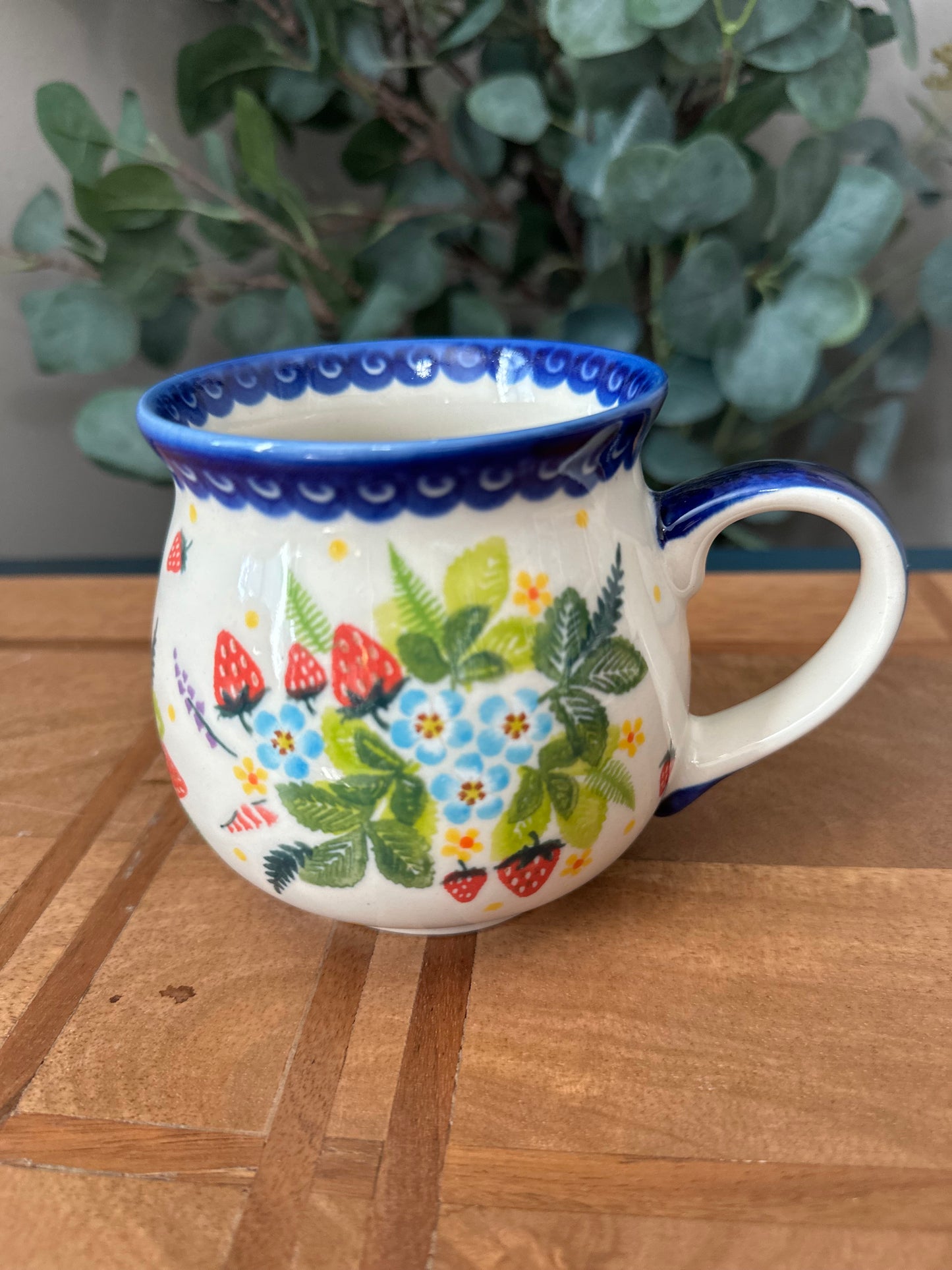 Kalich Polish Pottery, Unikat Art Level, Fluttering with Succulent Strawberries, 16 oz Bubble Mug
