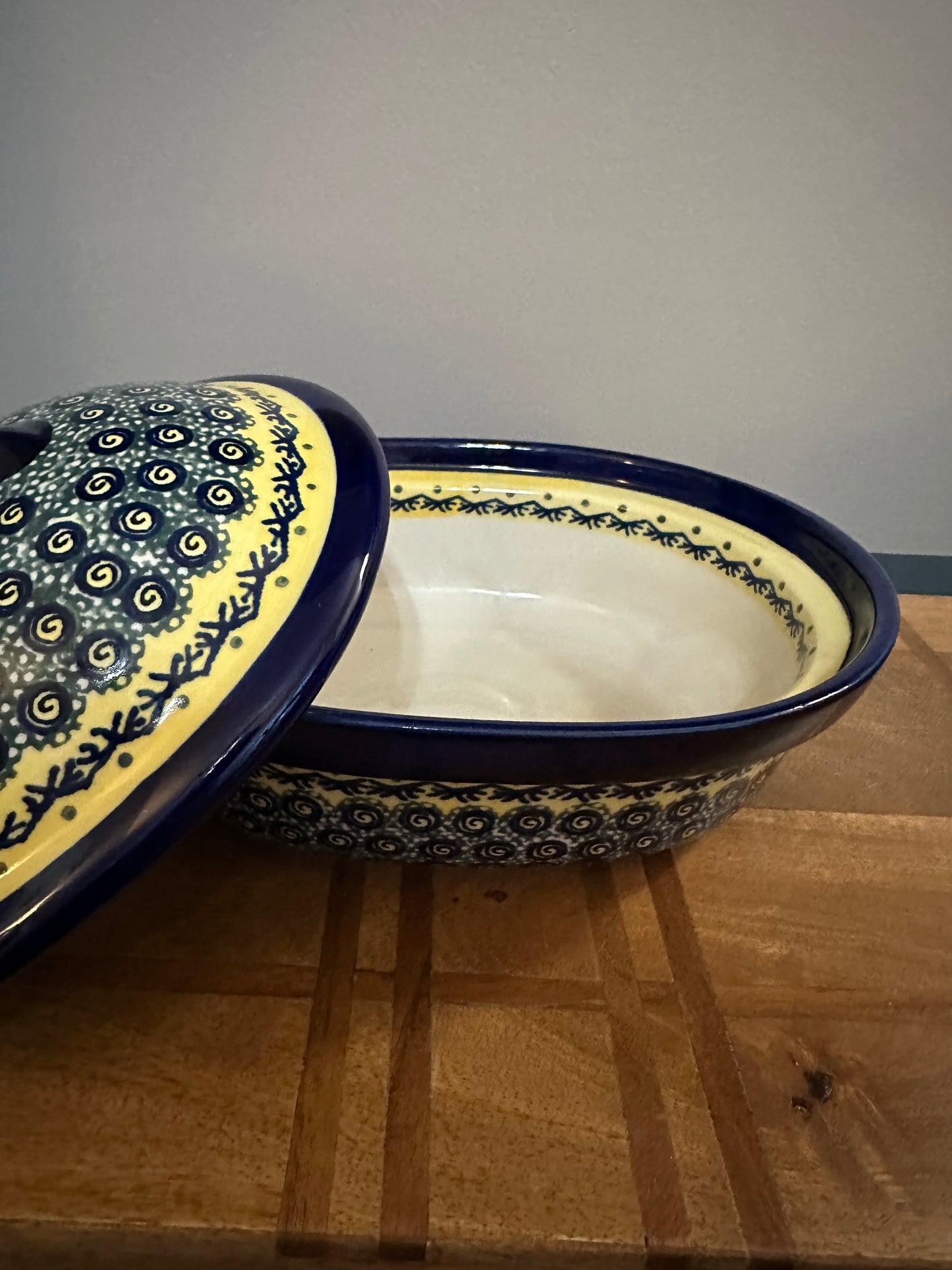 Zaklady Polish Pottery Bumble Bee Oval Covered Baker