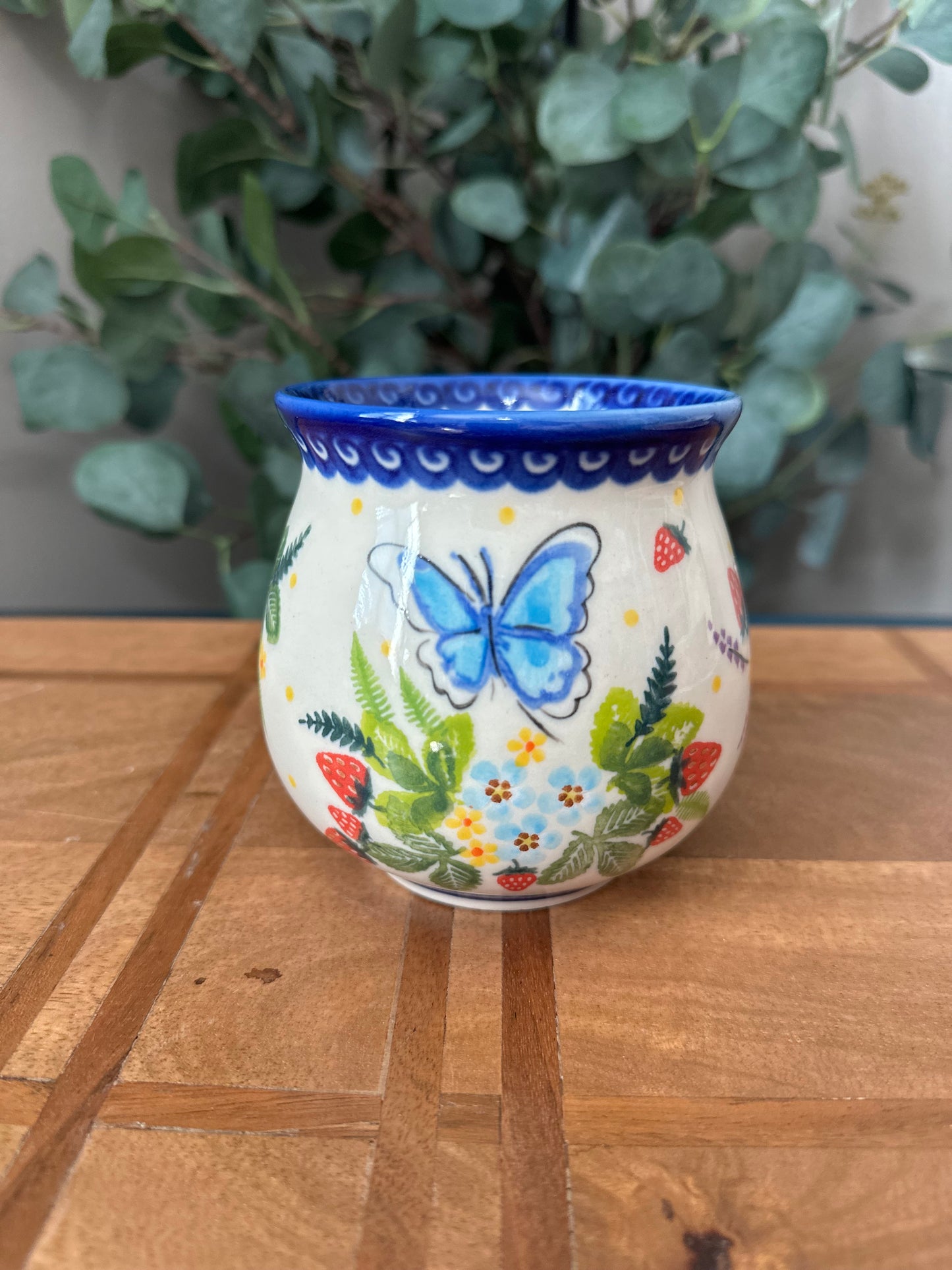 Kalich Polish Pottery, Unikat Art Level, Fluttering with Succulent Strawberries, 16 oz Bubble Mug