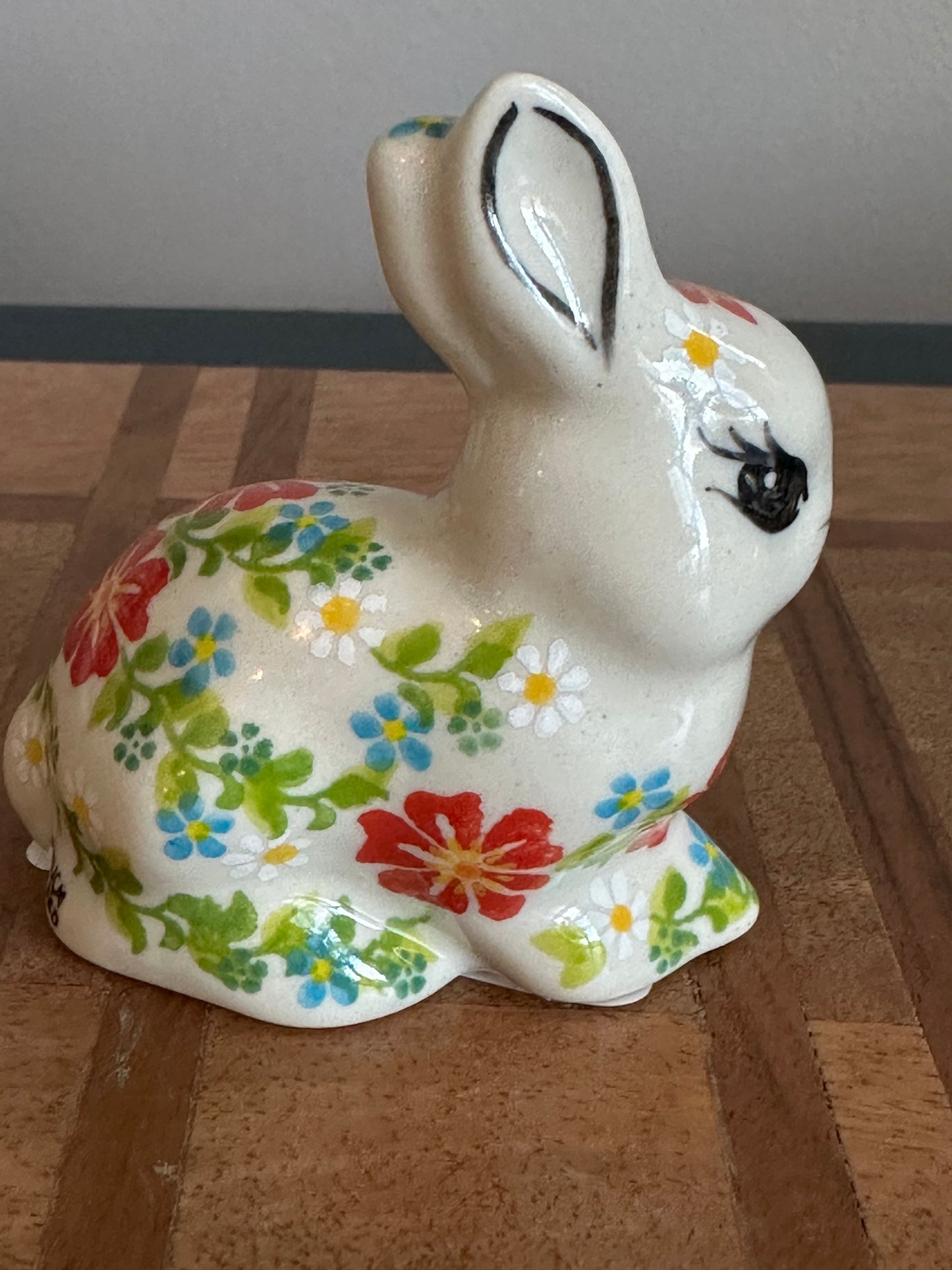 Kalich Polish Pottery, Unikat Art Level, Sitting Bunny Figurine, Bright Red Flower