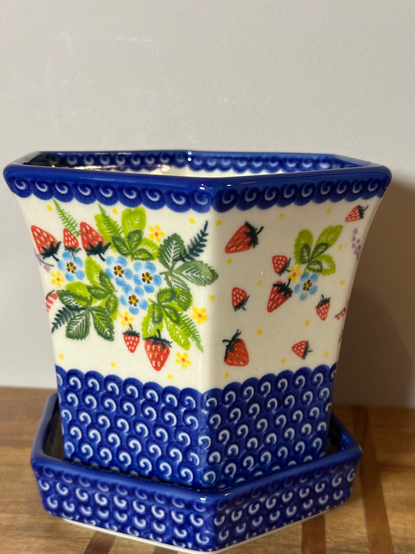 Kalich, Art Level, Medium Strawberry Flower Pot/Planter with Tray