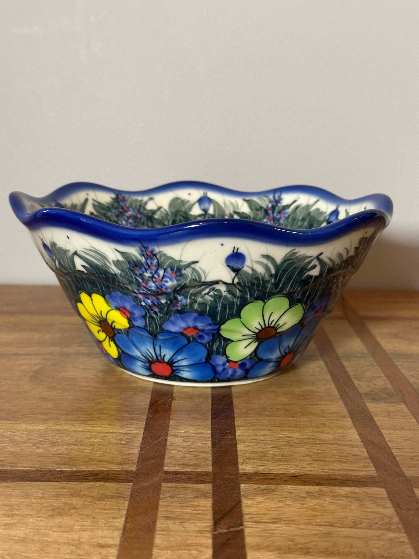 Kalich, Art Level 2, Ruffled Multicolor Flower, Medium Viki Bowl