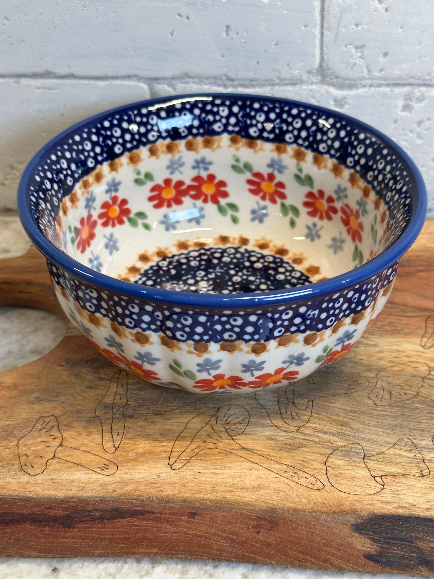 Manufaktura, Red Daisy Daze, Round Scalloped Bowl 5.5"