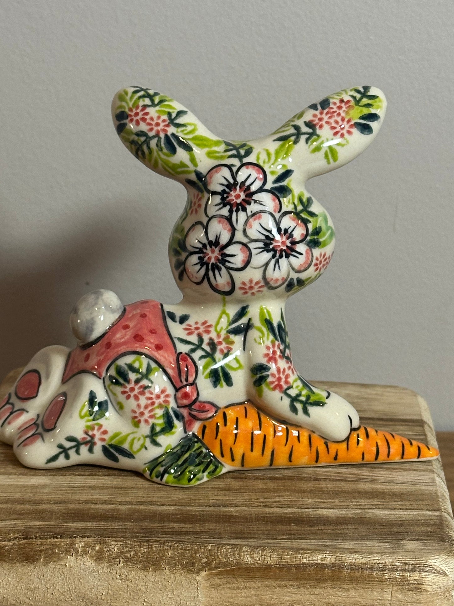 Vena, Precious Bunny Figurine 4.5"x2"x5.35"