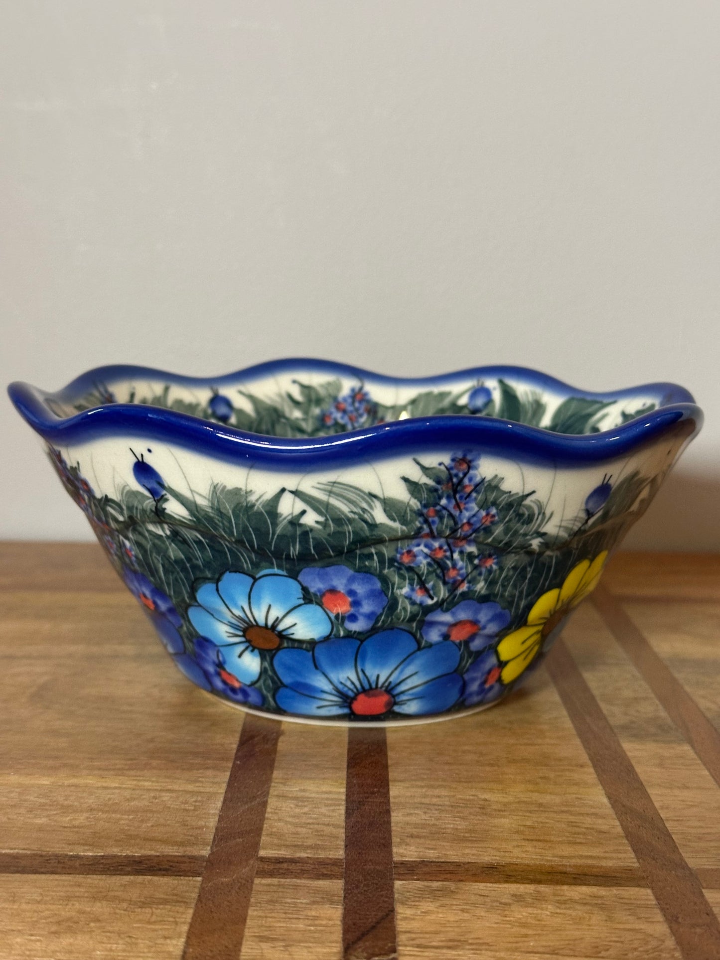 Kalich, Art Level 2, Ruffled Multicolor Flower, Medium Viki Bowl