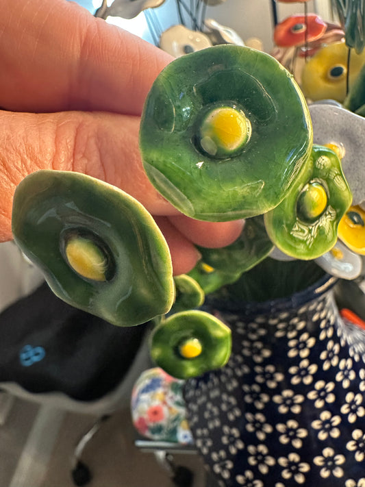 Manufaktura Polish Pottery, Green w/Yellow Middle Posy Flower