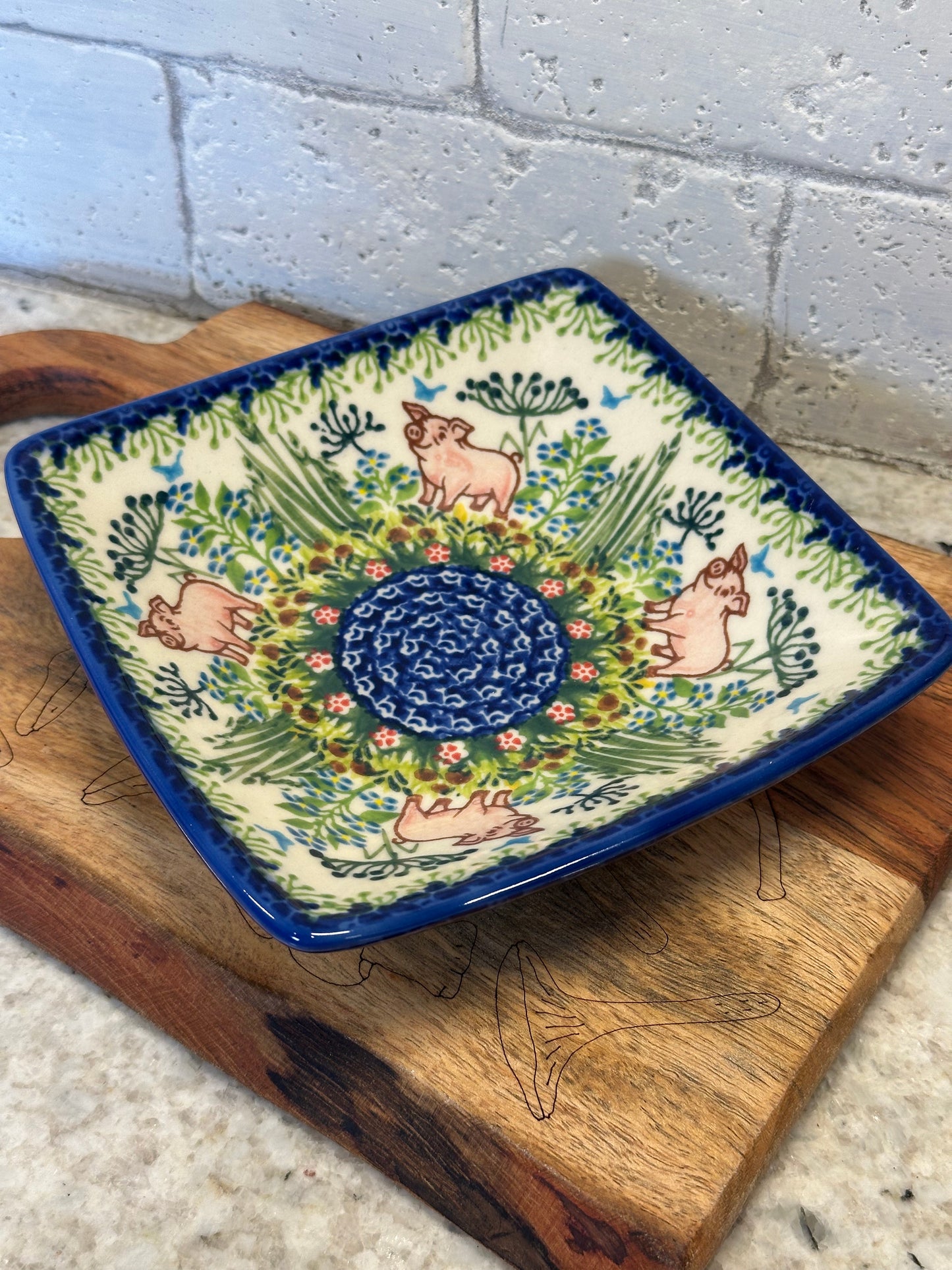 Kalich, Art Level A, Piggy, Square Nut Bowl