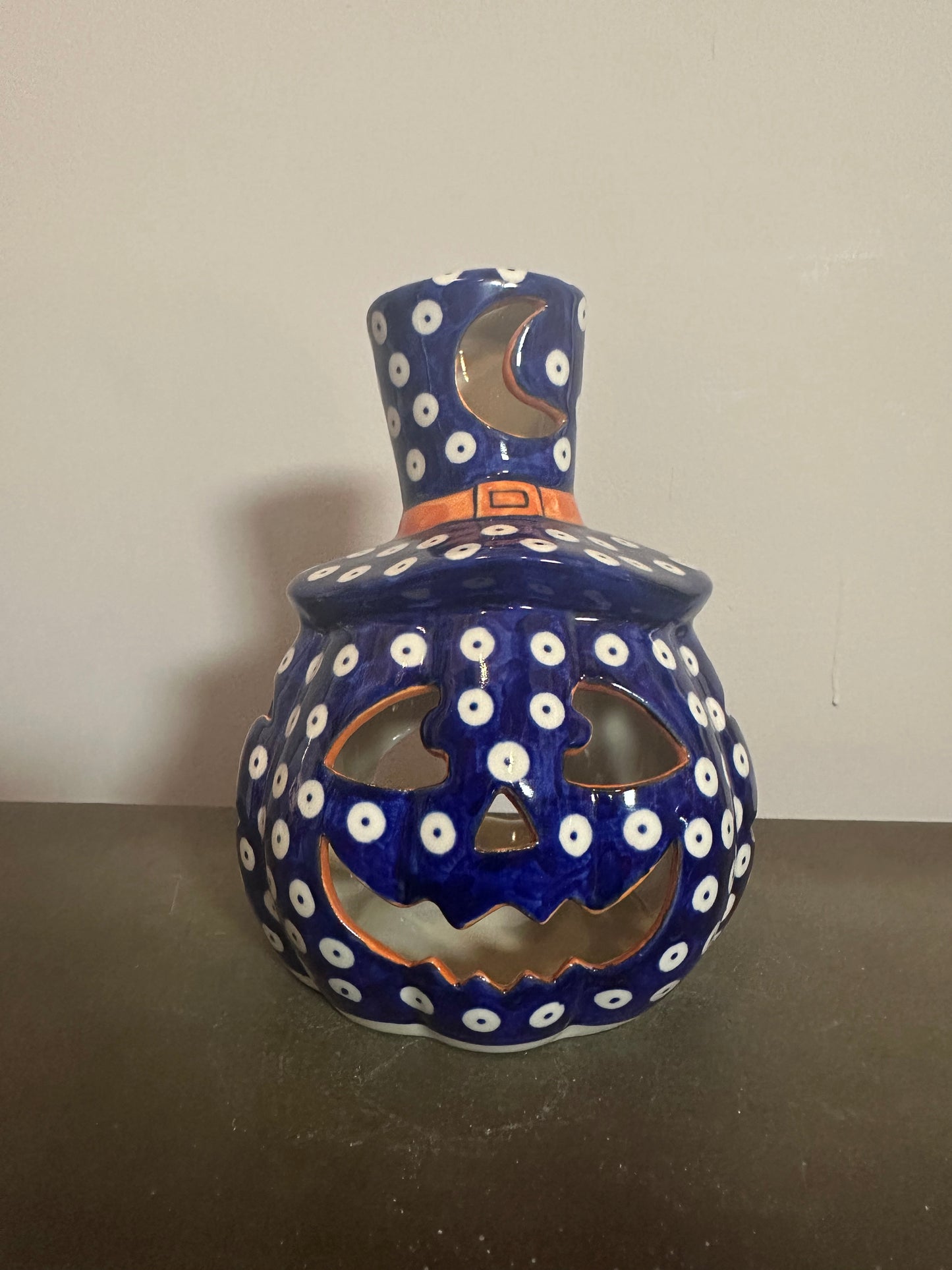 Vena Owl Eye, Pumpkin with Hat, Orange Face Luminary 7"