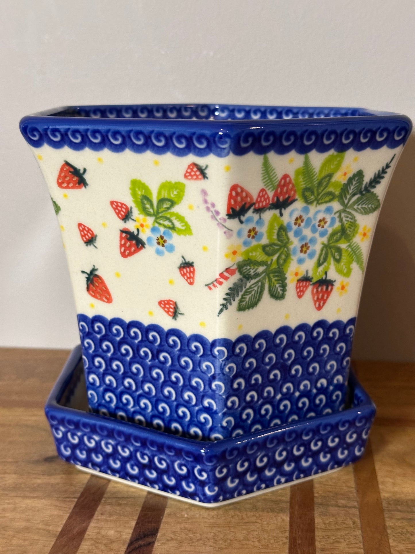 Kalich, Art Level, Medium Strawberry Flower Pot/Planter with Tray
