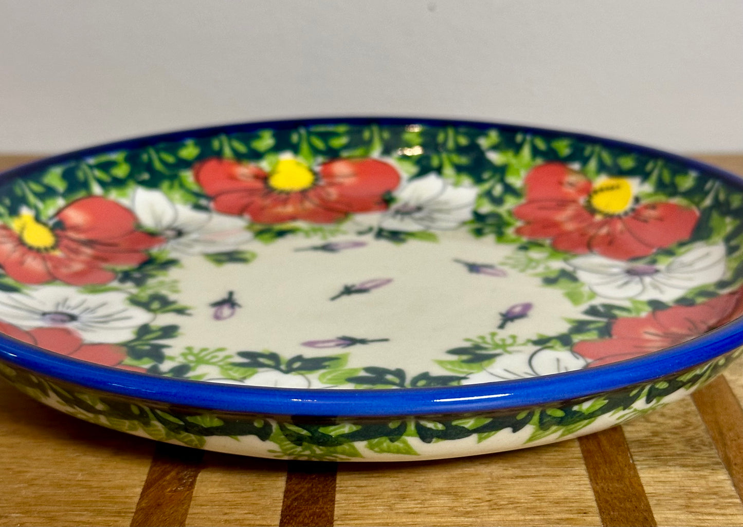 Kalich, Unikat Art Level 1, Red and White Flower with Lavendar Buds, P20 Lipped Plate