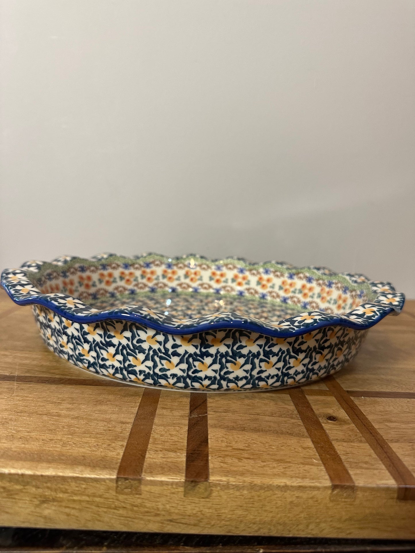Manufaktura, Signature Augusta, Large Ruffled Baker/Casserole