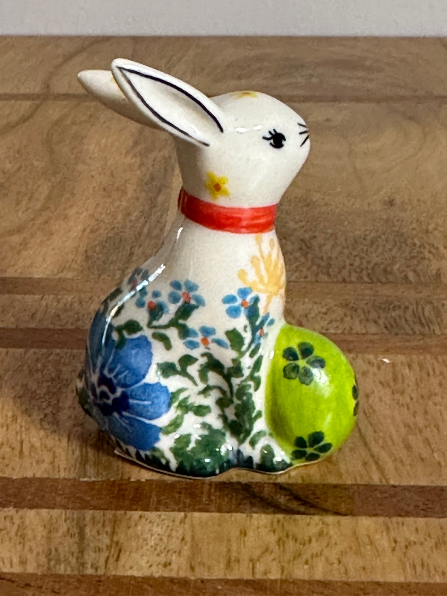 Kalich, Art Level, Mini Bunny with Green Egg Figurine