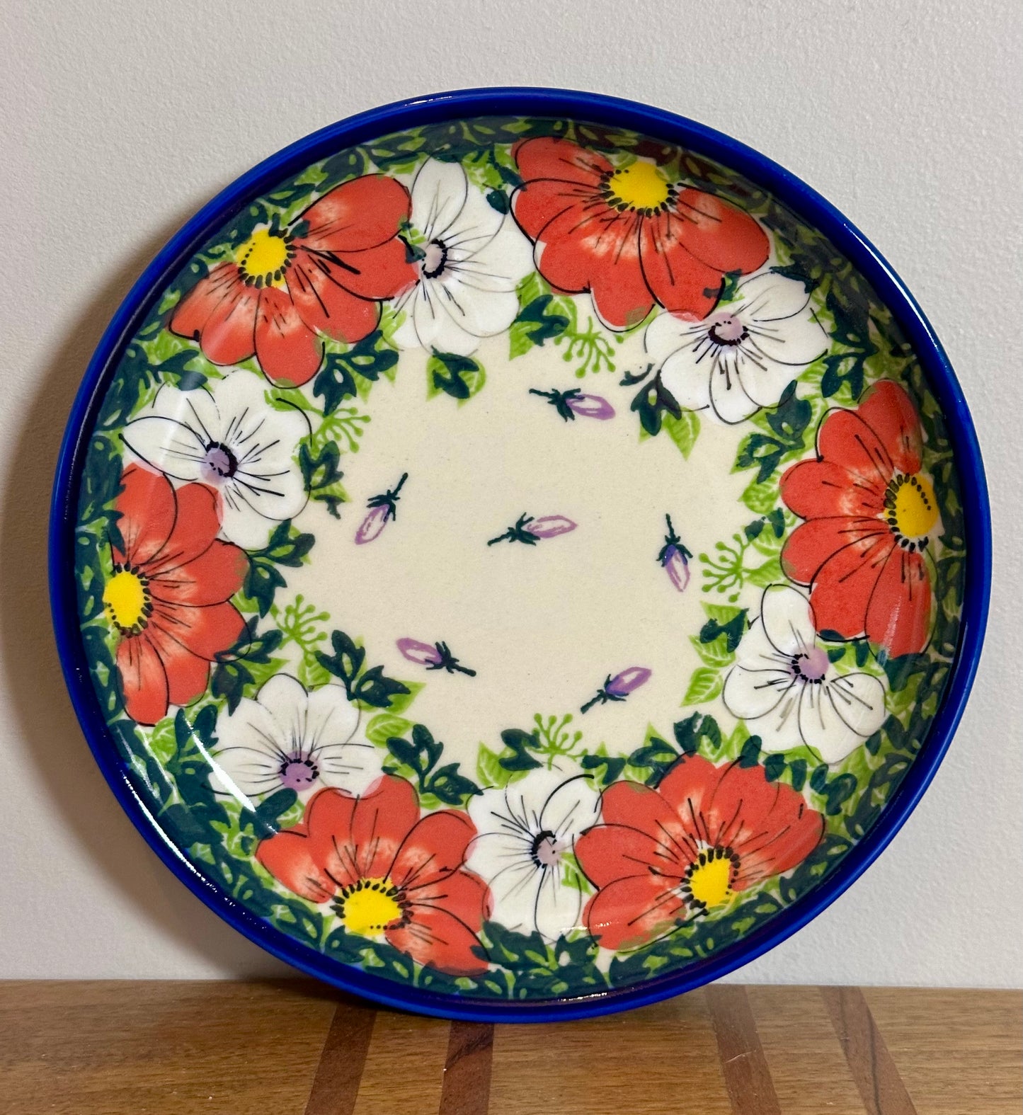 Kalich, Unikat Art Level 1, Red and White Flower with Lavendar Buds, P20 Lipped Plate