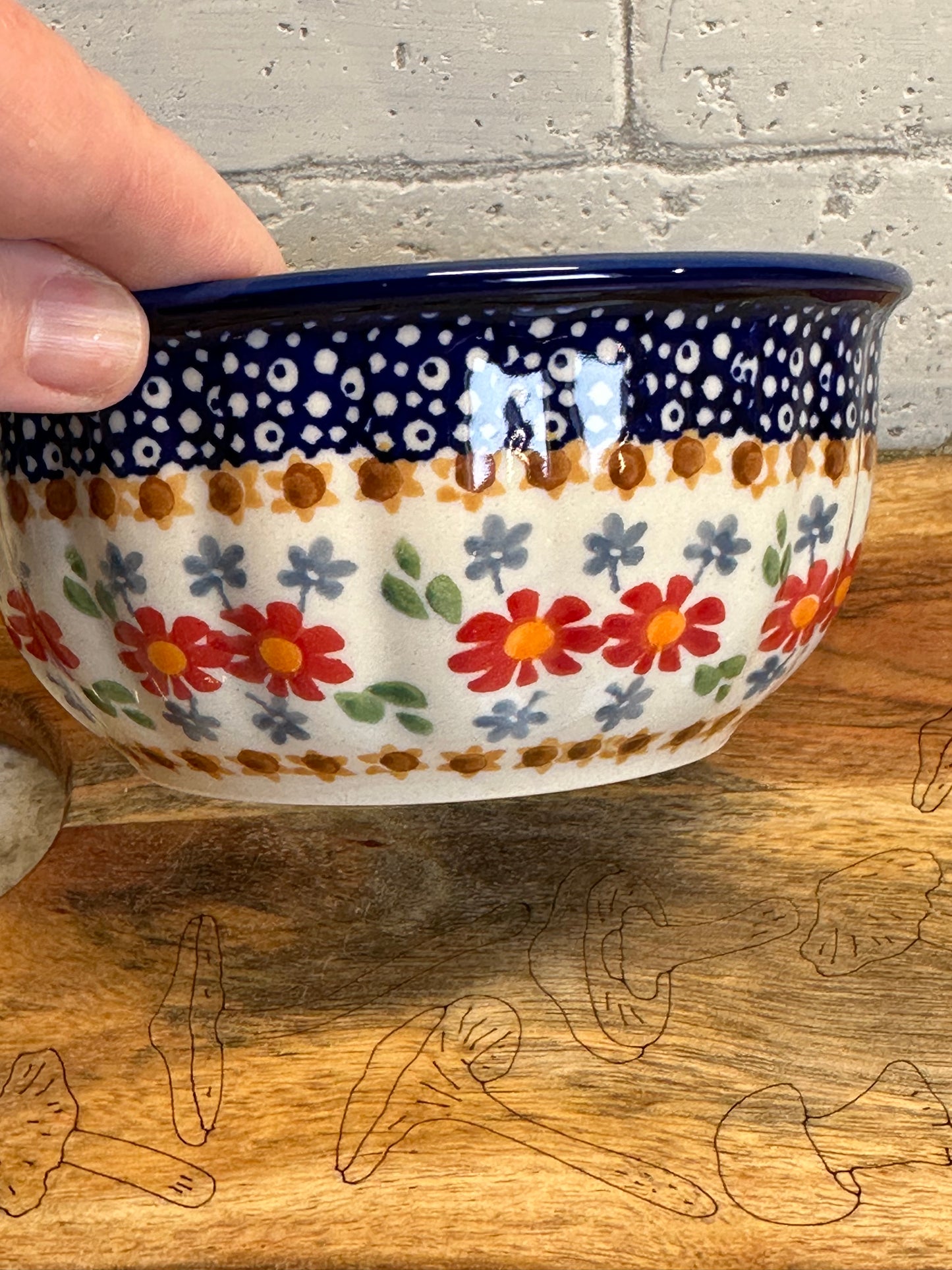Manufaktura, Red Daisy Daze, Round Scalloped Bowl 5.5"