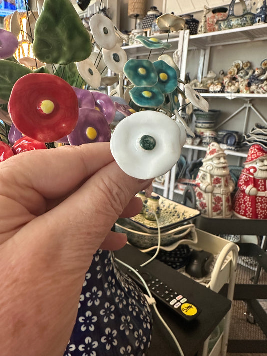 Manufaktura Polish Pottery White w/Green Middle Posy Flower