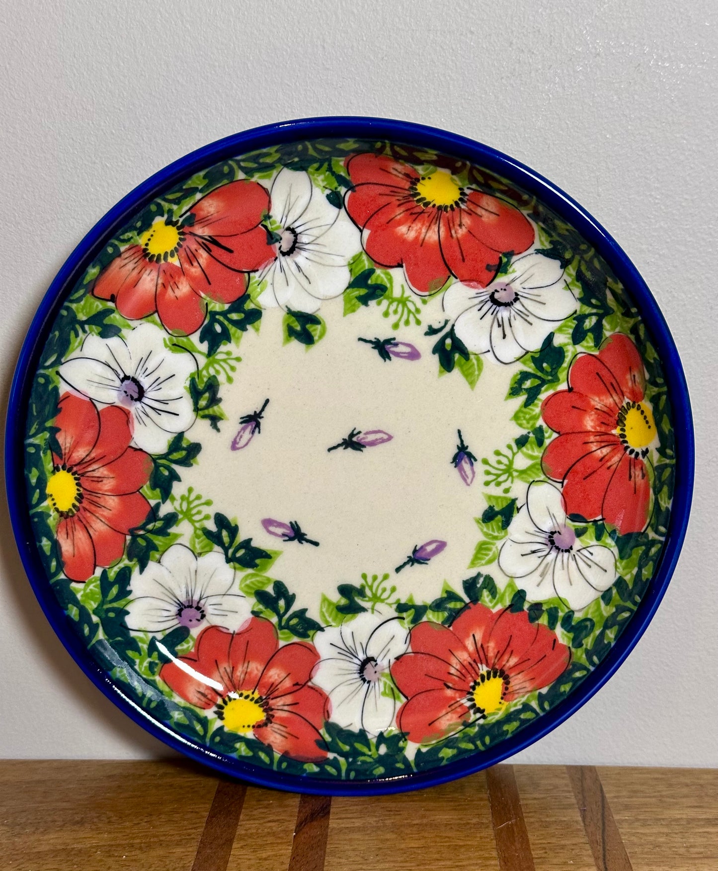 Kalich, Unikat Art Level 1, Red and White Flower with Lavendar Buds, P20 Lipped Plate