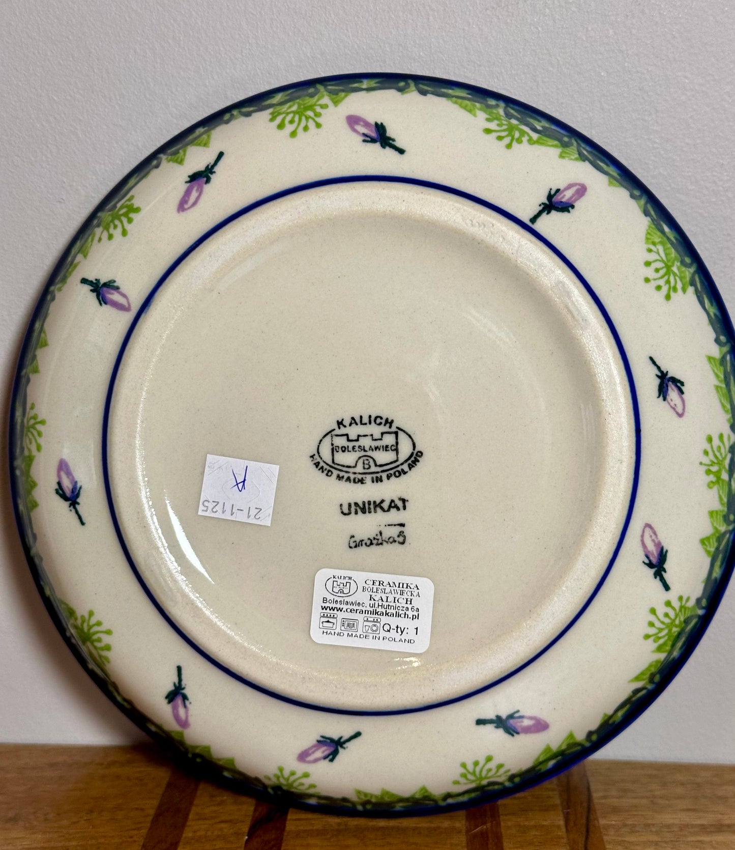 Kalich, Unikat Art Level 1, Red and White Flower with Lavendar Buds, P20 Lipped Plate