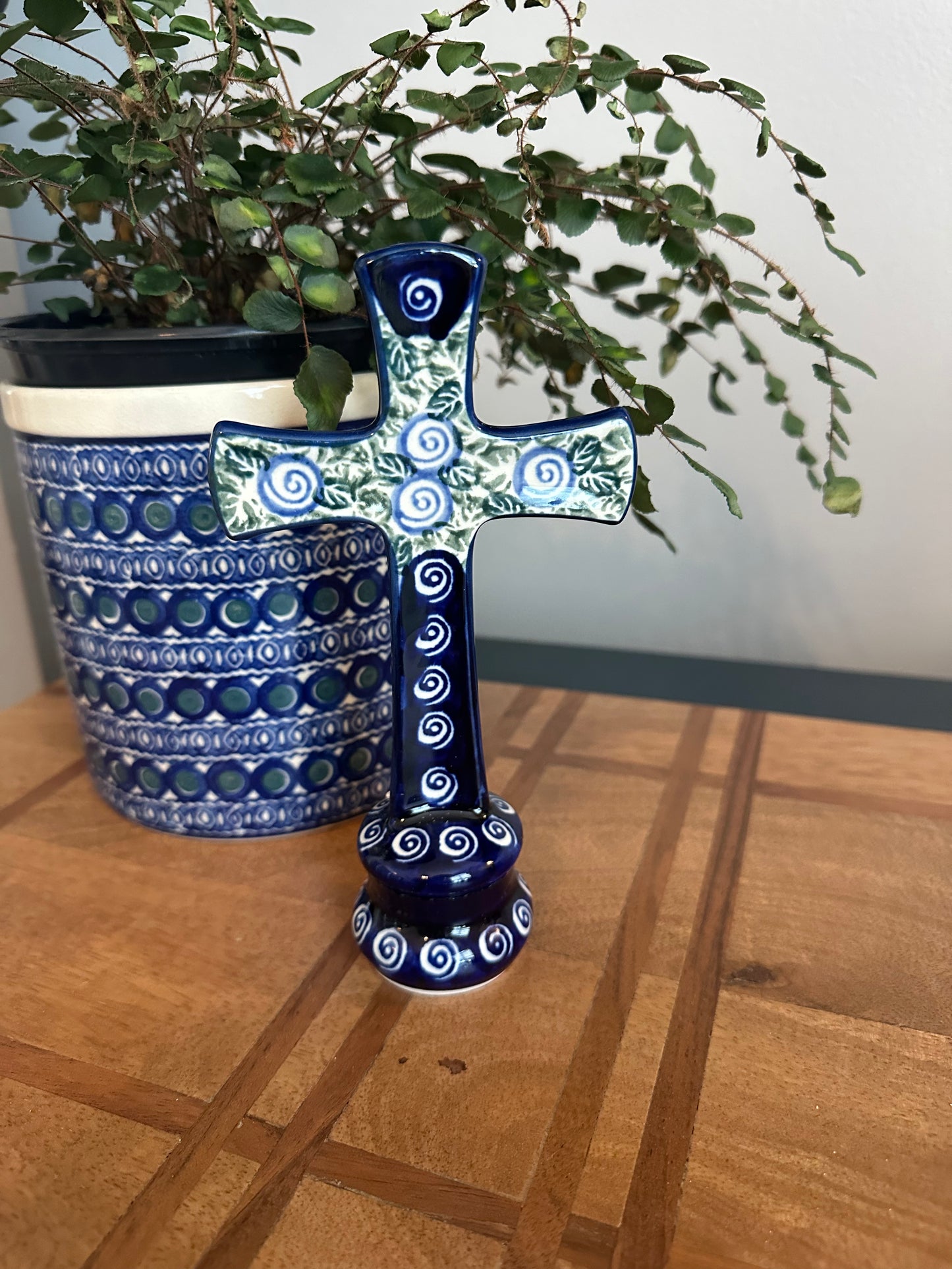 7" x 4" Standing Cross. Pattern:  Swirls